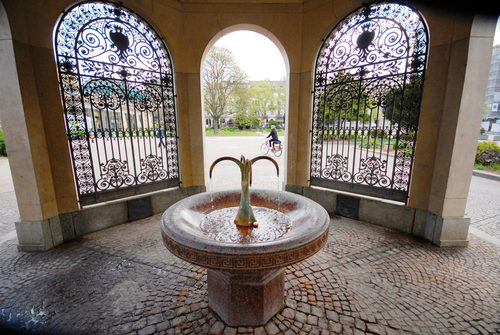 The “Kochbrunnen” fountain on Kranzplatz