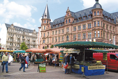 Market in the Dern'sches Gelände in front of the town hall