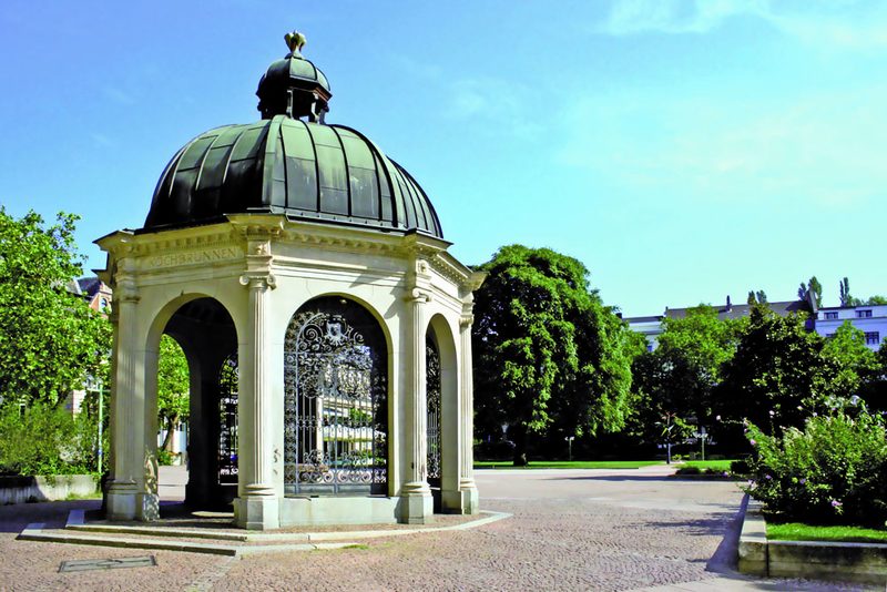 View of the Kochbrunnen temple on the Kochbrunnen square