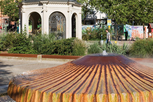 Wreath square with fountain and view of the cooking fountain.