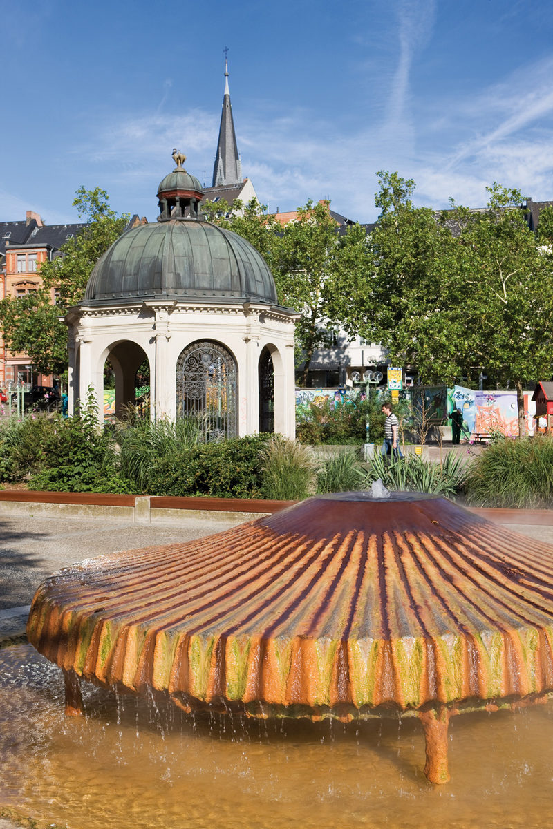 Wreath square with fountain and view of the cooking fountain.