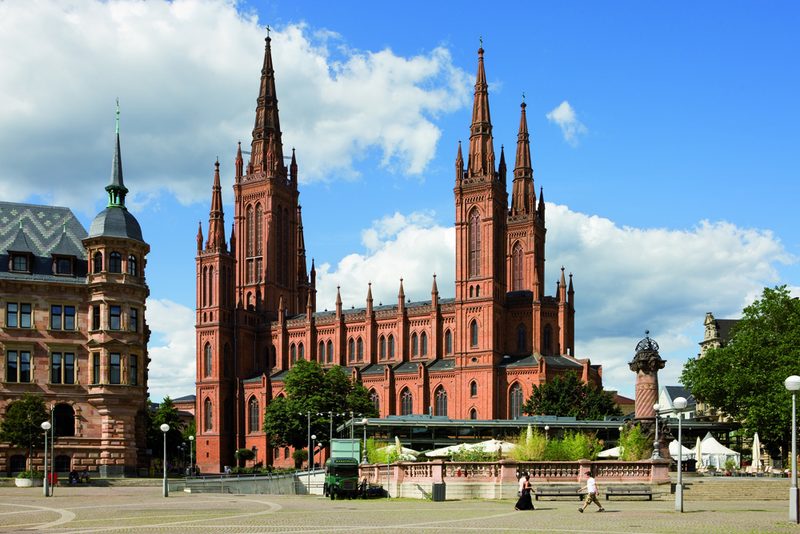 View of the town hall, the market church and the old market column with market fountain. (from left to right))