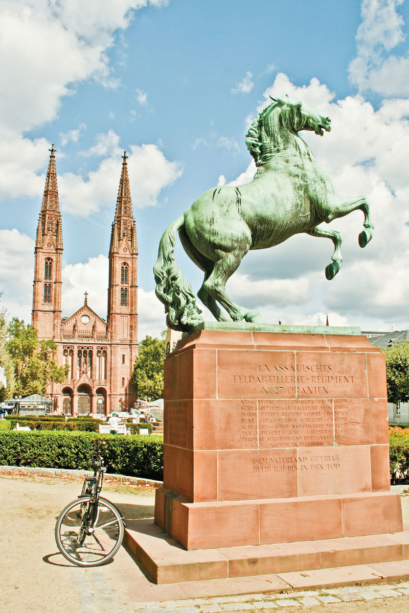 The Oranien Monument is located at the Square Luisenplatz