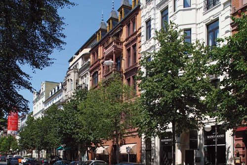 Numerous antique dealers present their offers along Taunusstrasse.