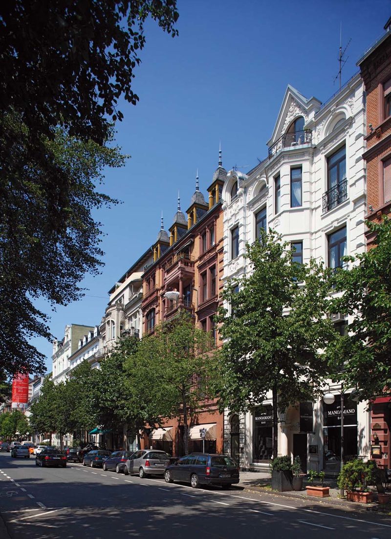 Numerous antique dealers present their offers along Taunusstraße.