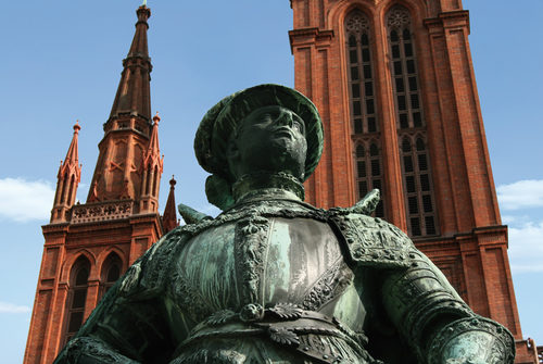 "The Silent" in front of the market church