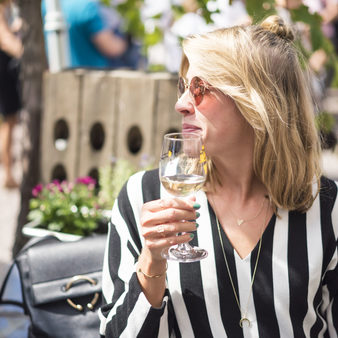 Person auf der Weinwoche, Frau mit Weinglas