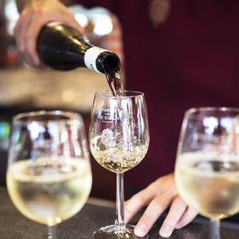 Frau auf der Rheingauer Weinwoche mit einem Glas Wein