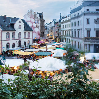 Blick auf die Rheingauer Weinwoche - vom Rathaus Wiesbaden