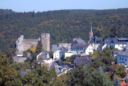 High above the valley on steep rocks stands Hohenstein Castle.