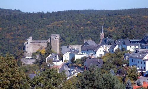 High above the valley on steep rocks stands Hohenstein Castle.