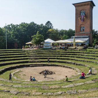 Erlebnismulde auf dem Neroberg, Kreisförmige Steinstufen mit Grünfläche