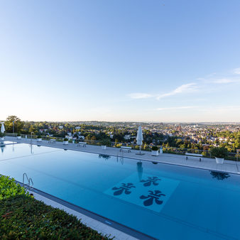 Wiesbaden Opelbad, Schwimmbecken auf dem Grund das Wiesbaden Logo mit Blick über Wiesbaden.