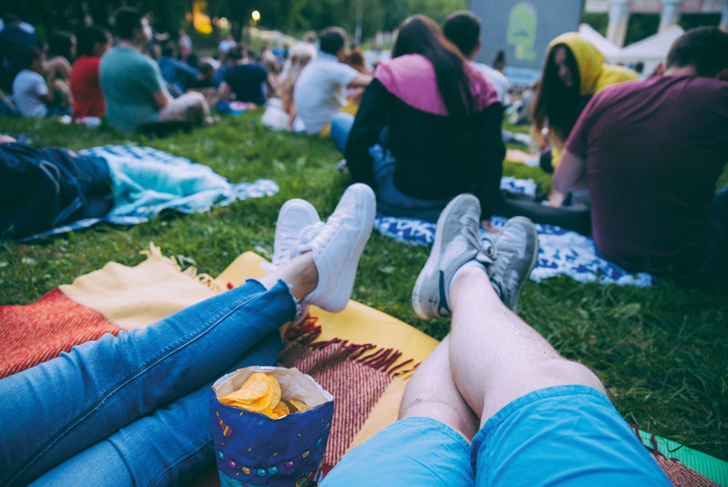 Füße zwei junger Frauen auf Festivalwiese